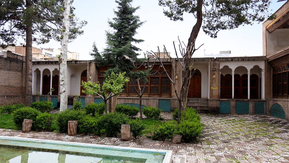 Аминис Хуссейния