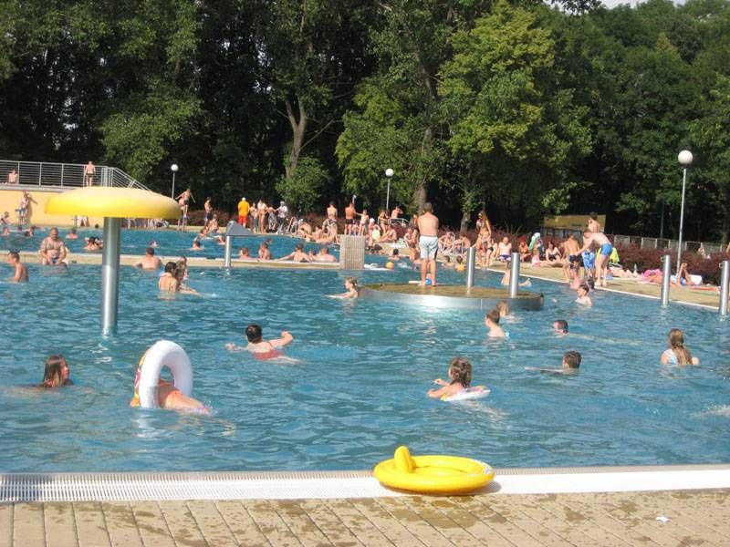 Бассейн при спортклубе Wanda