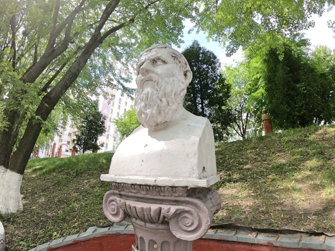 Памятник Платону на территории МАУП