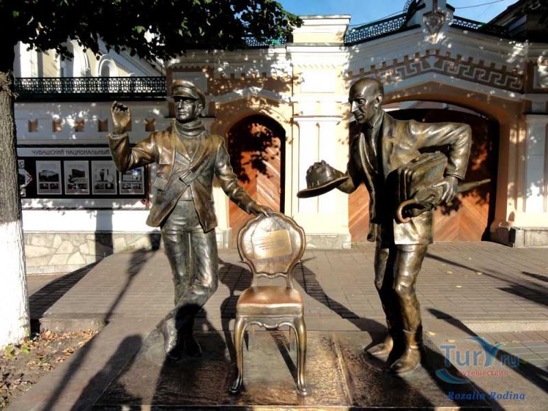 Памятник Двенадцати стульям Ильфа и Петрова