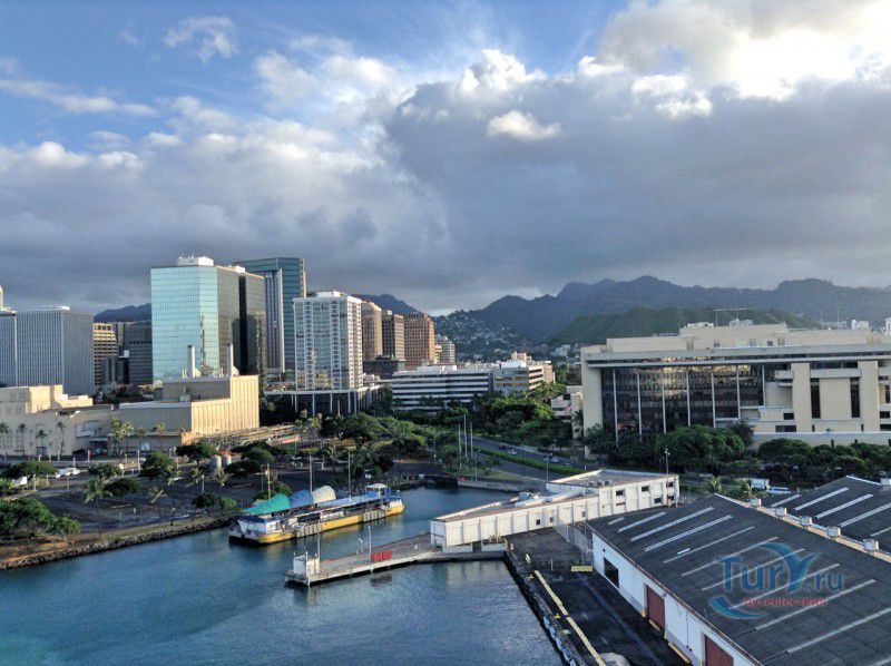 Морской порт Гонолулу на о.Оаху на Гавайях