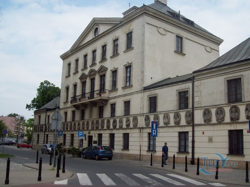 Дом под королями