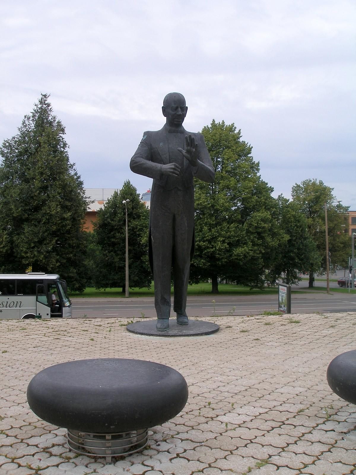 Памятник Эдуарду Тубину