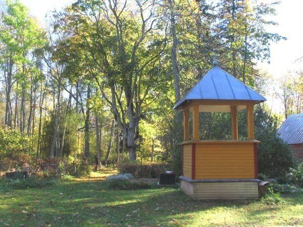 Церковь в Урвасте и кладбище на берегу озера Ухтъярв