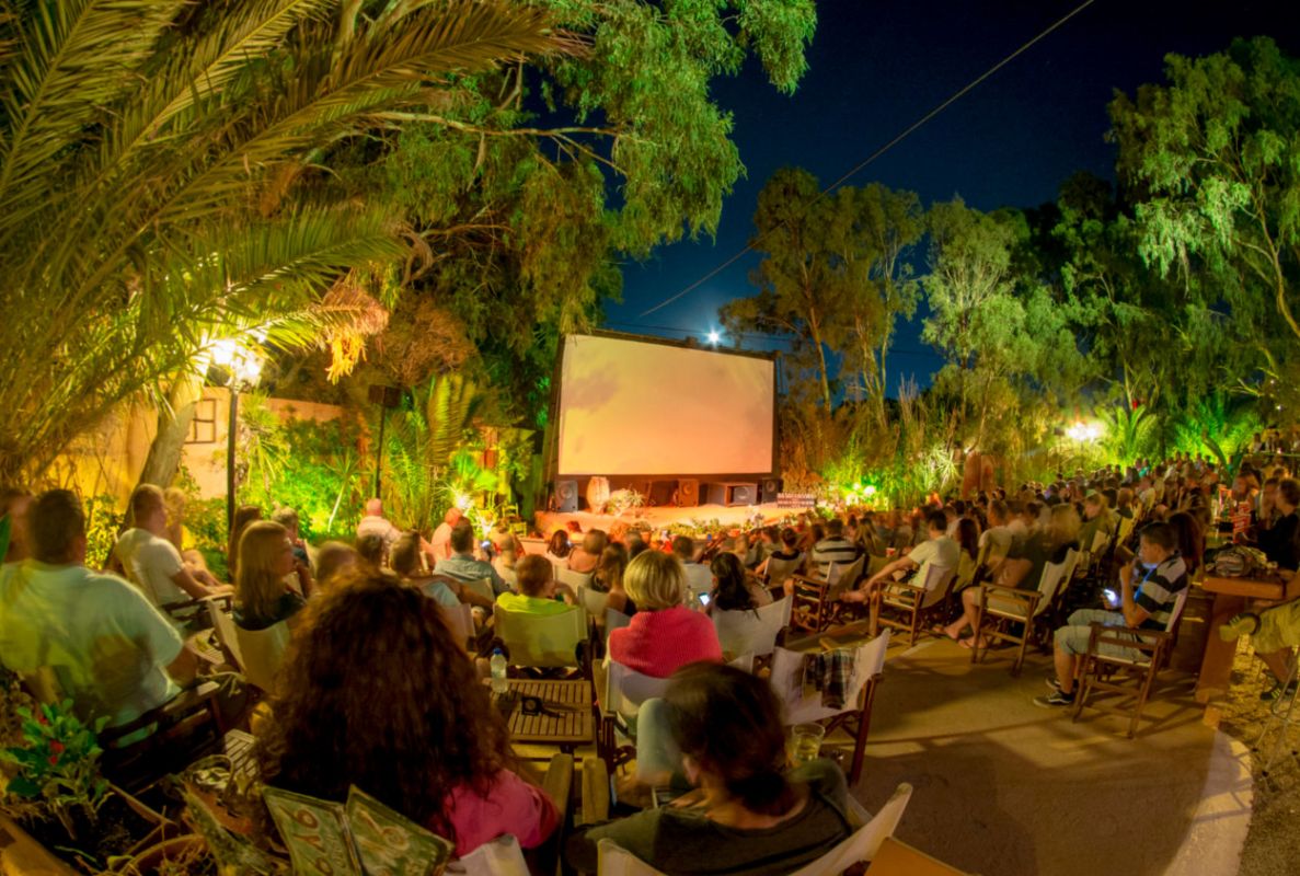 Кинотеатр под открытым небом в Камари