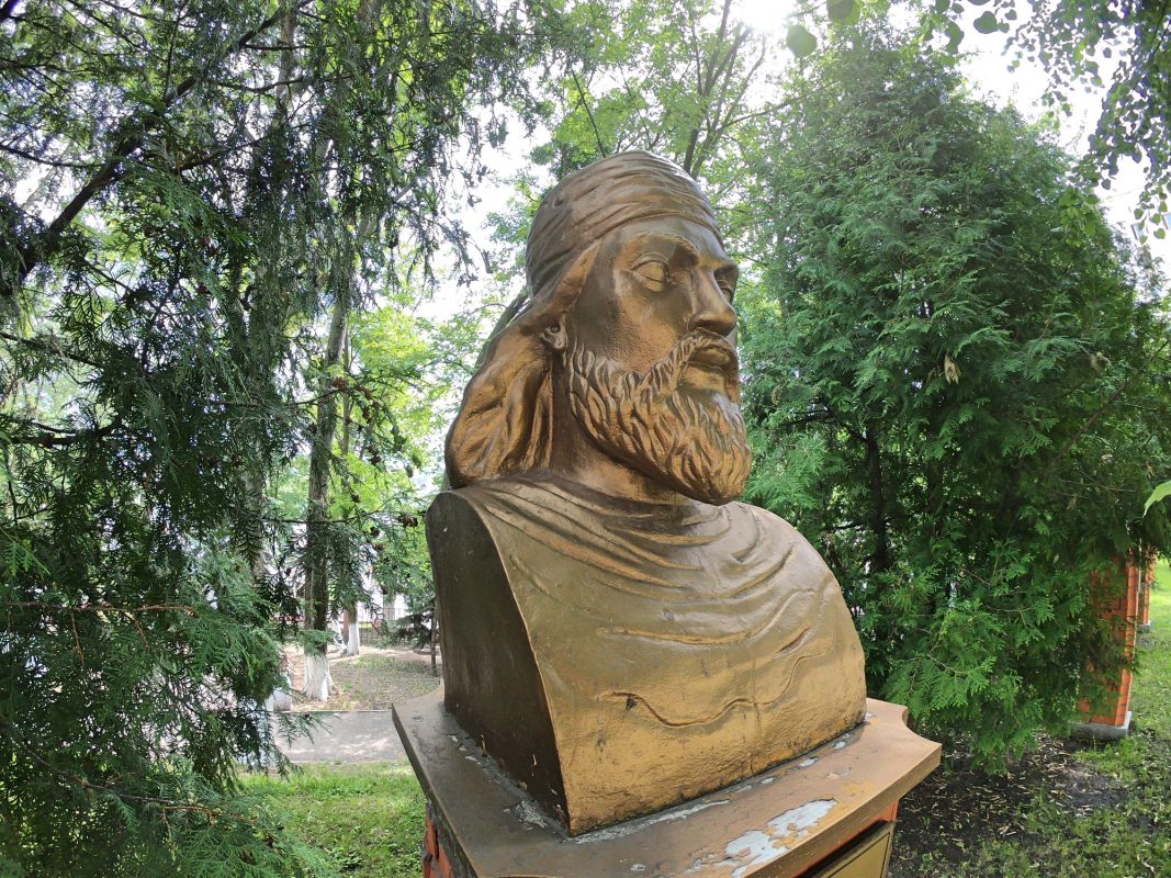 Памятник Зороастру (Заратустре) на территории МАУП