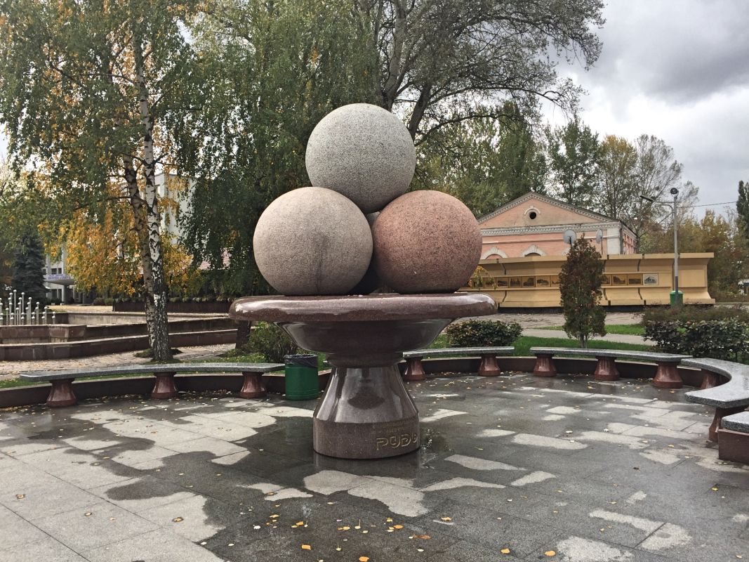 Скульптура мороженого Рудь в Житомире