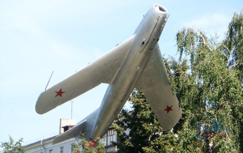 Памятник Самолет МиГ-17