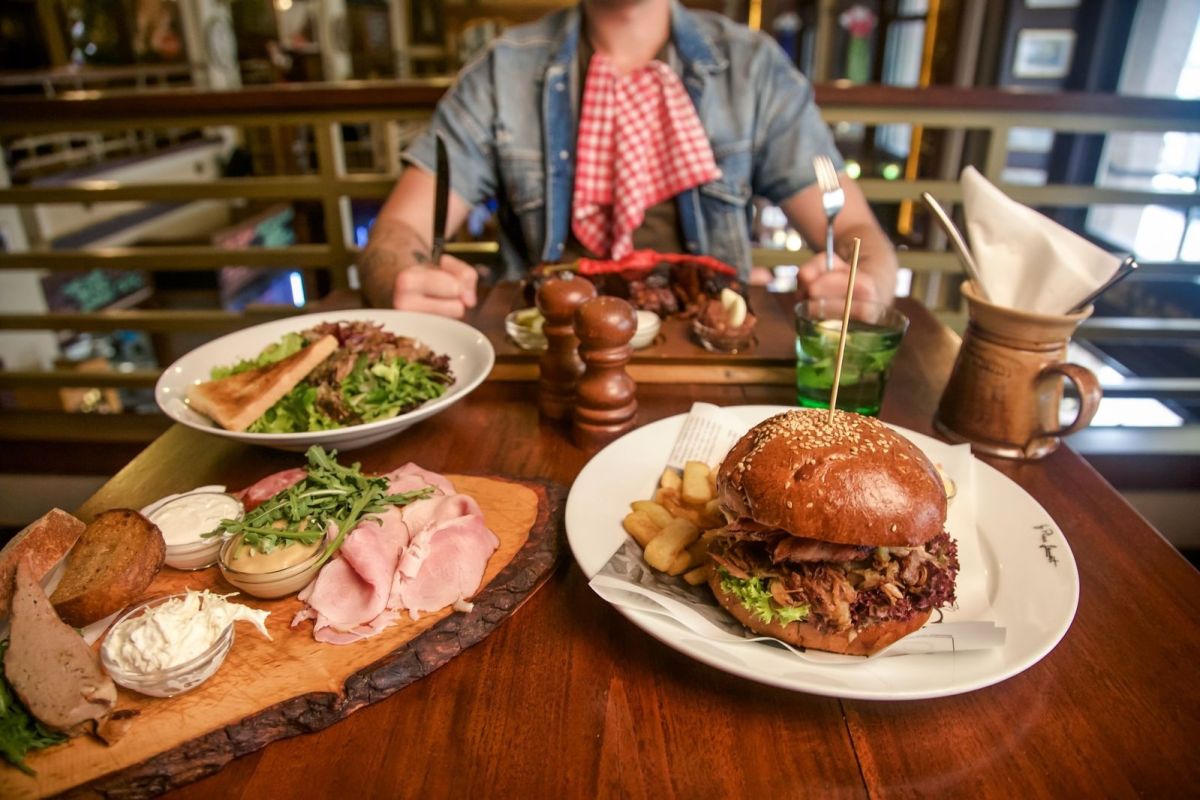 La Republika Restaurant - Beer bar - Music