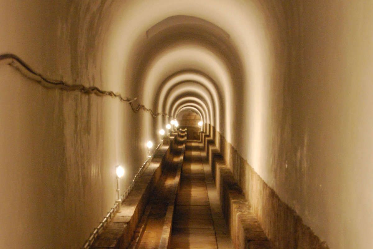 Подземные галереи акведука Агуас Ливрес