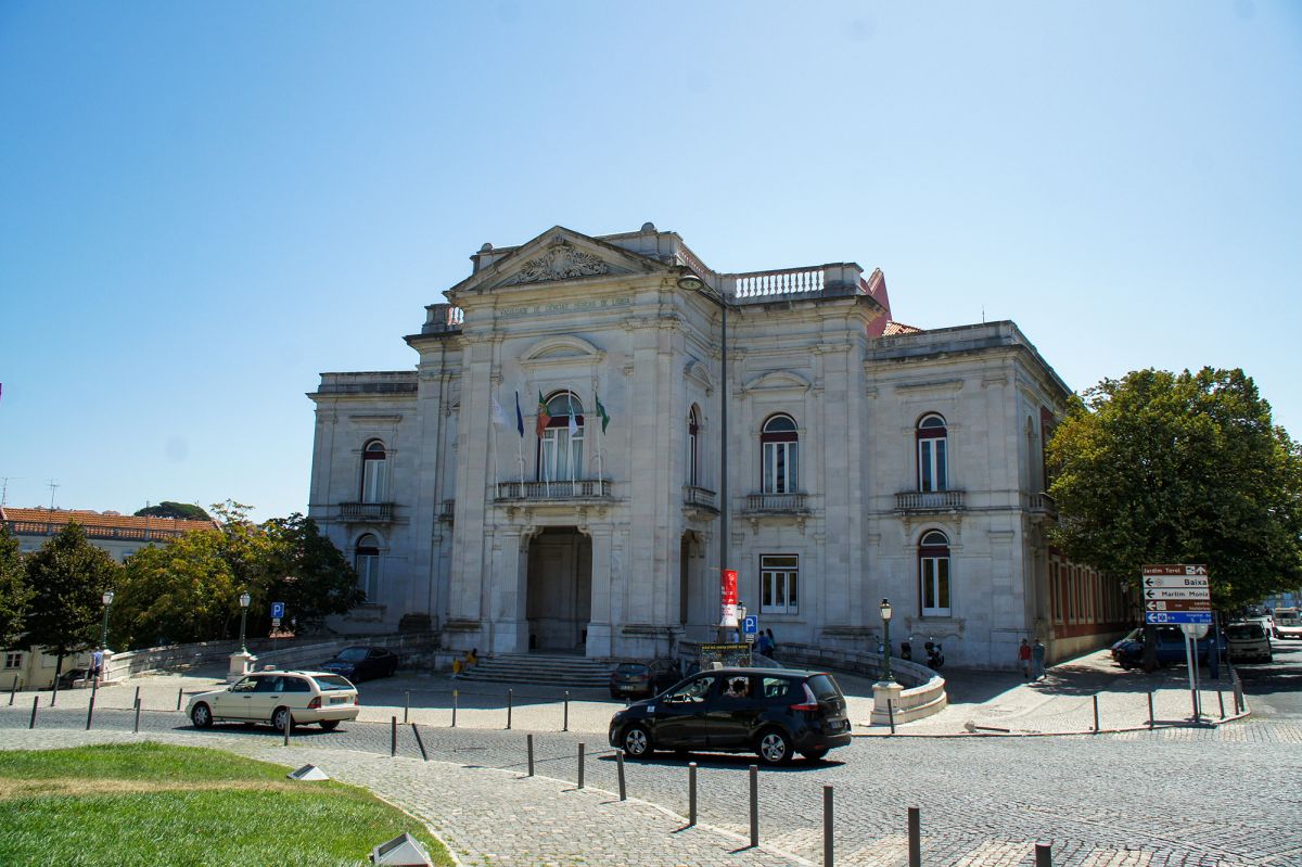 Нова медицинская школа