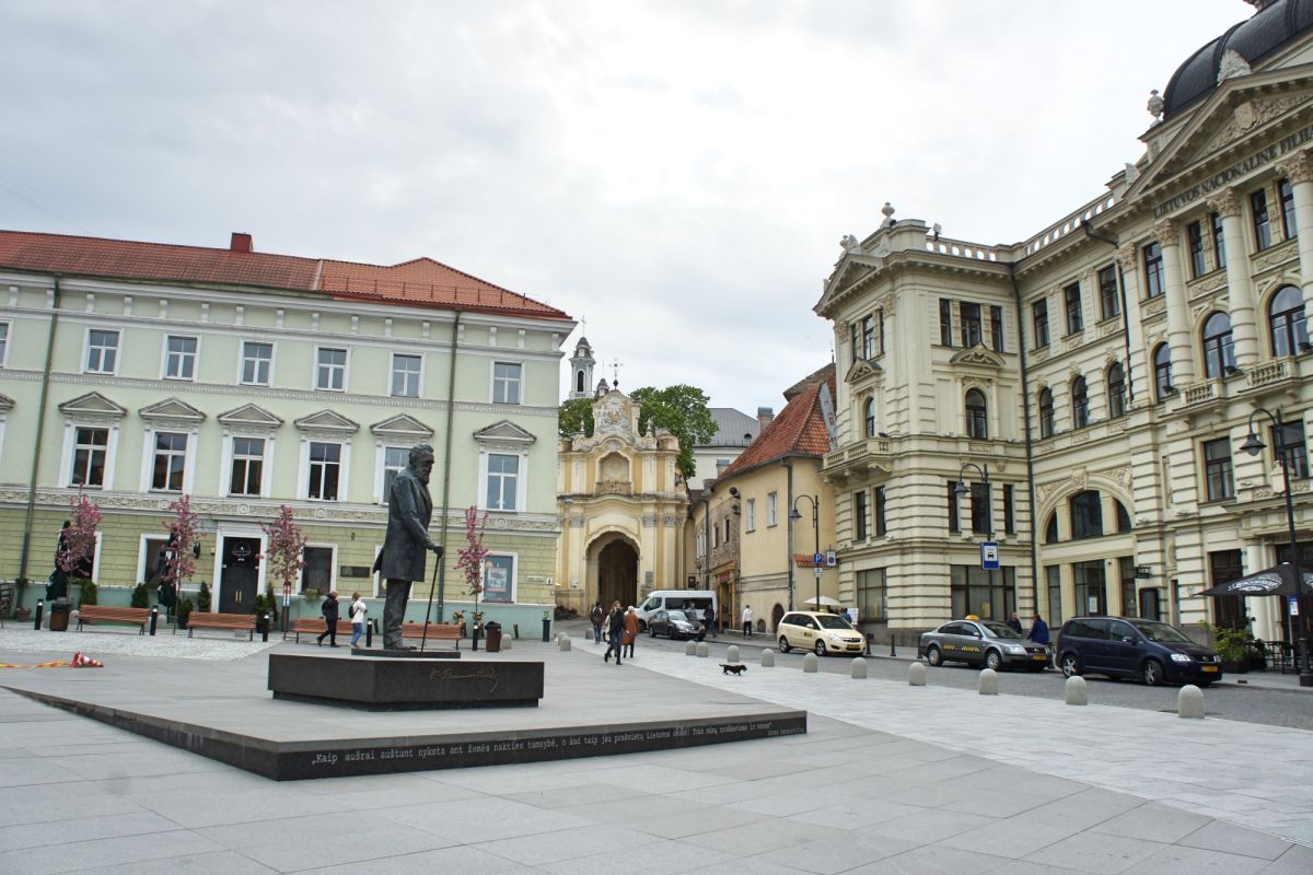 Памятник Йонасу Басанавичюсу