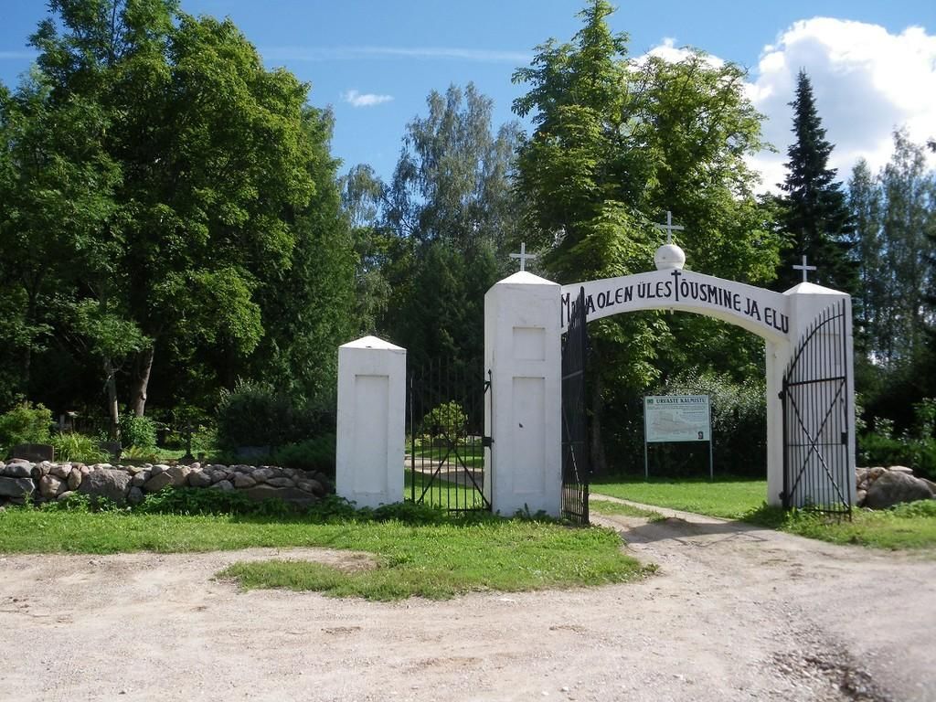 Церковь в Урвасте и кладбище на берегу озера Ухтъярв