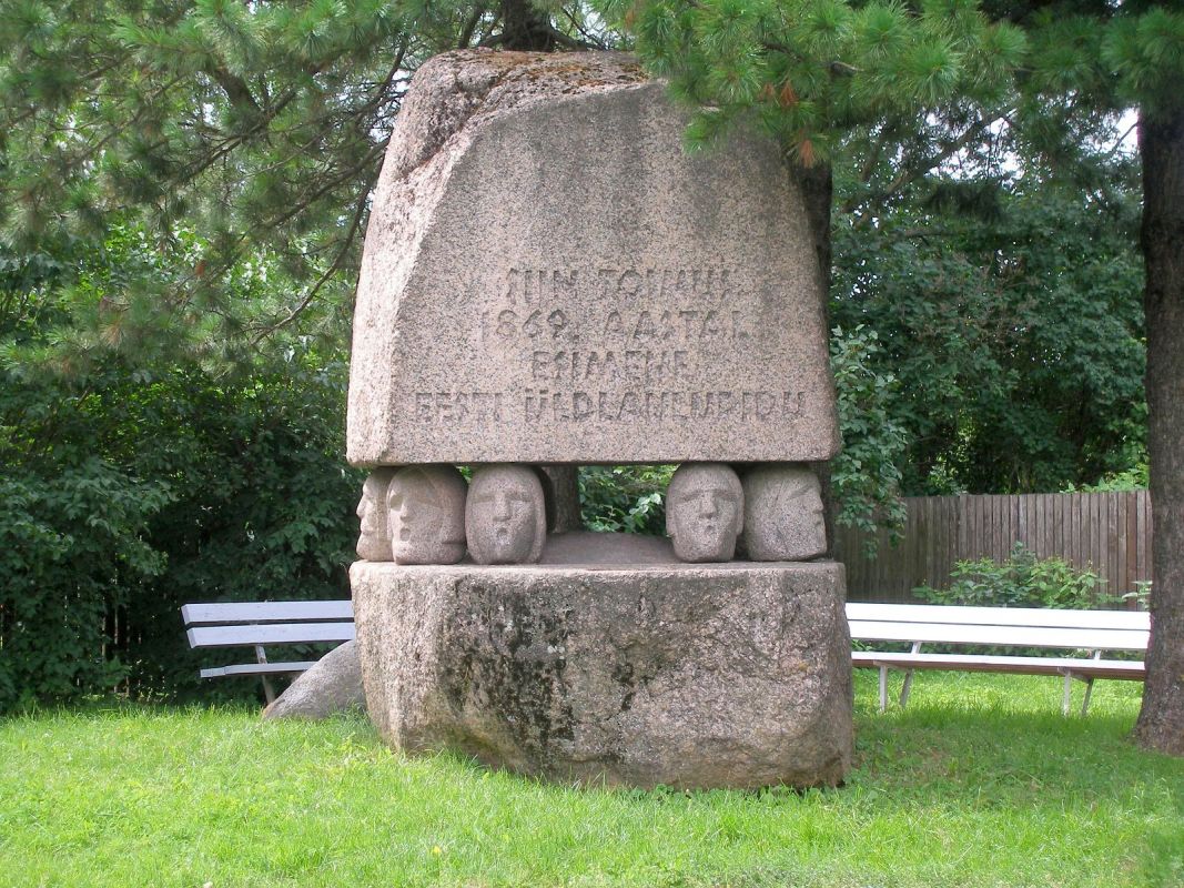 Памятный камень в честь 1-го всеобщего певческого праздника