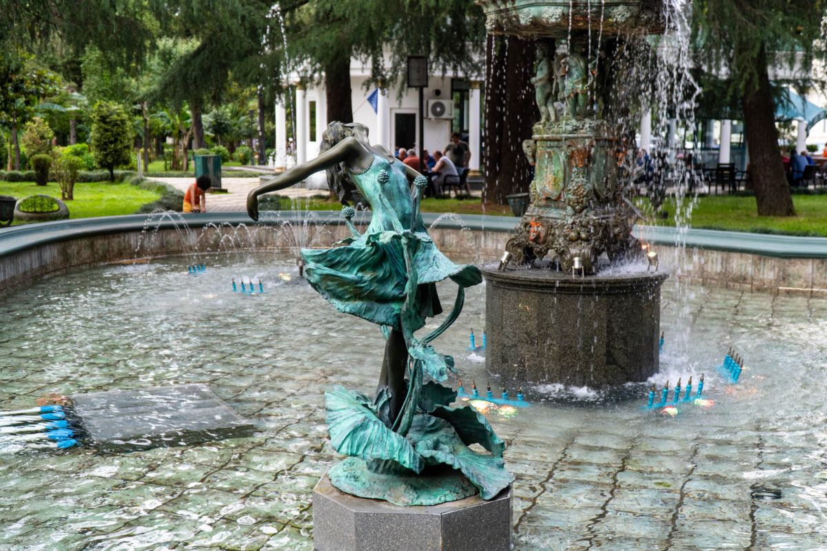 Фонтан рядом с летним театром