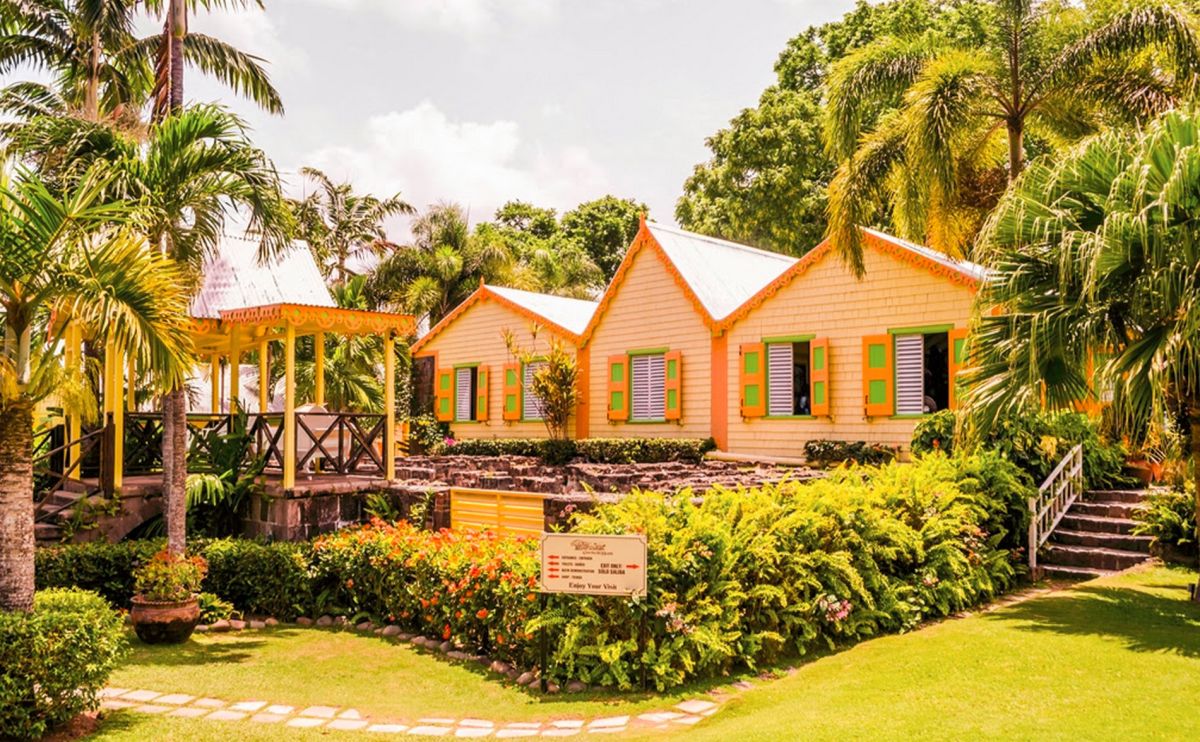 Фабрика батика Карибел Батик в поместье Ромни Манор