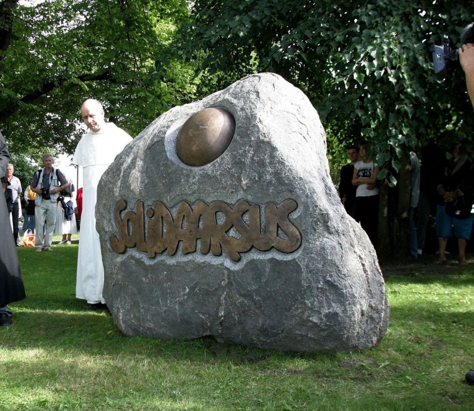 Камень солидарности и скамья Шопена