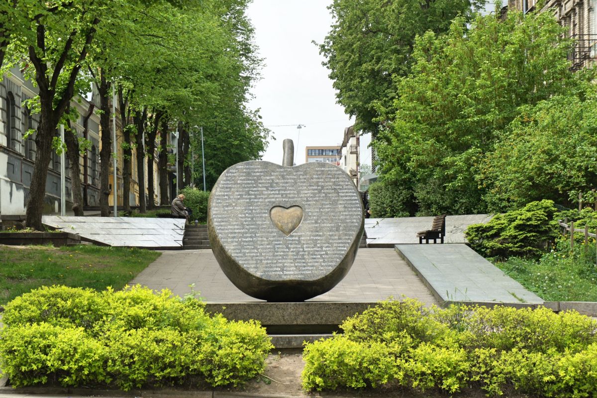 Скульптура Яблоко