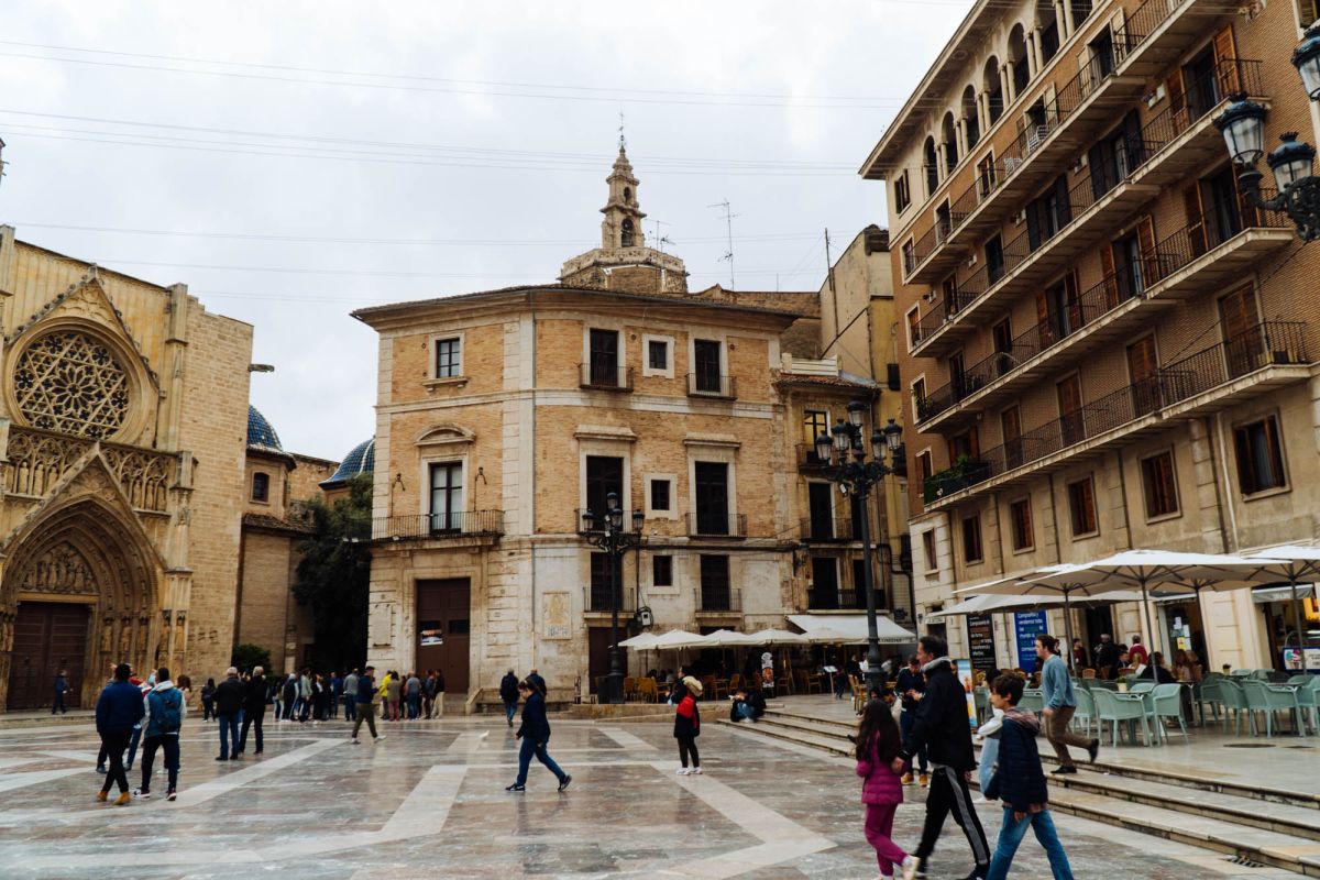 Площадь Богородицы (Plaza de la Virgen)
