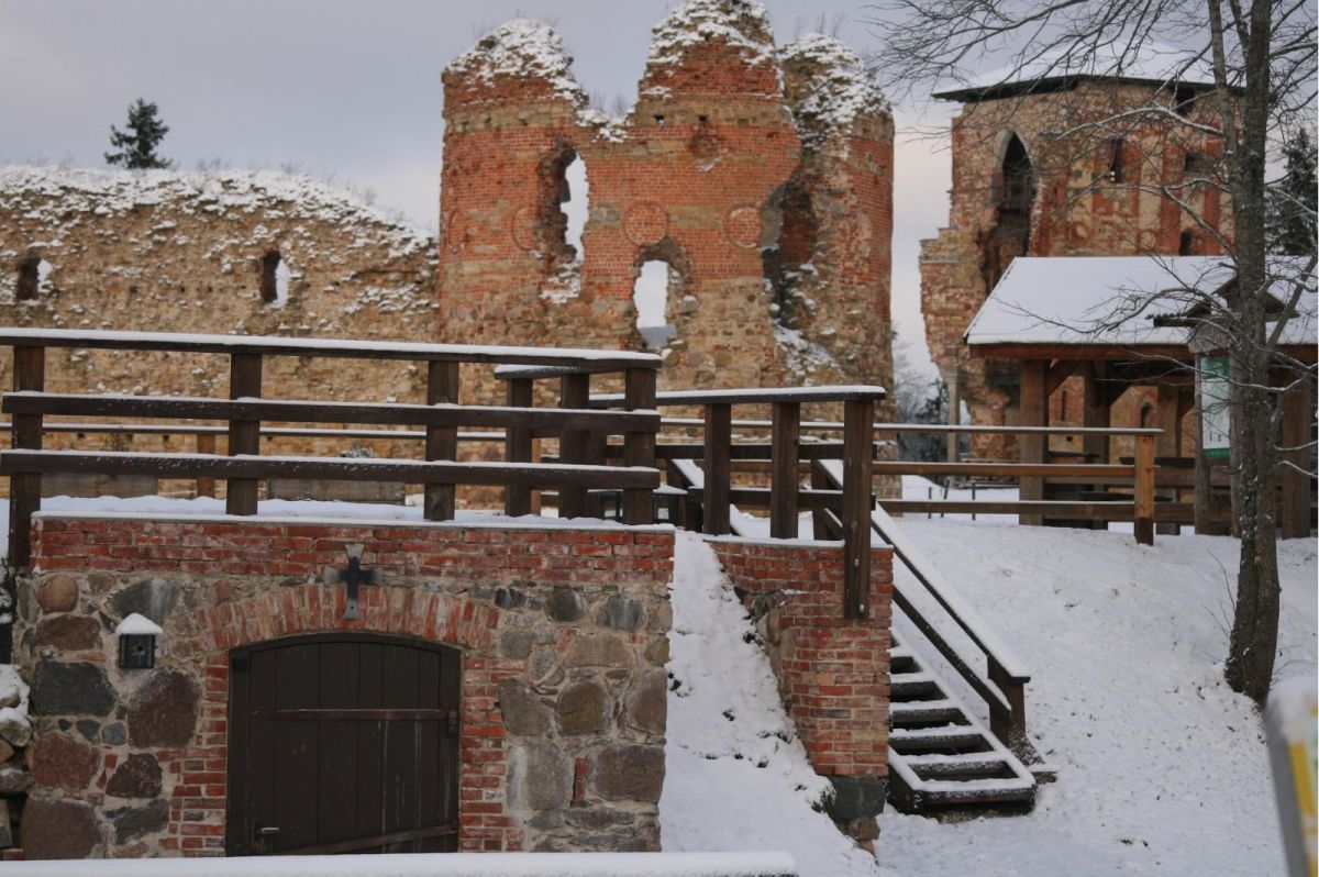 Развалины епископского замка Вастселийна