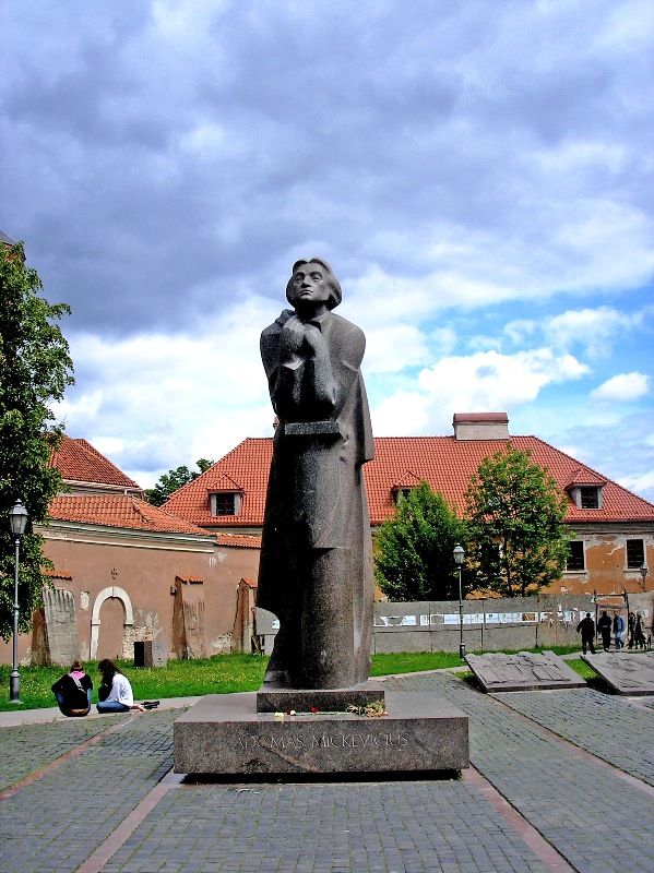 Памятник А. Мицкевичюсу