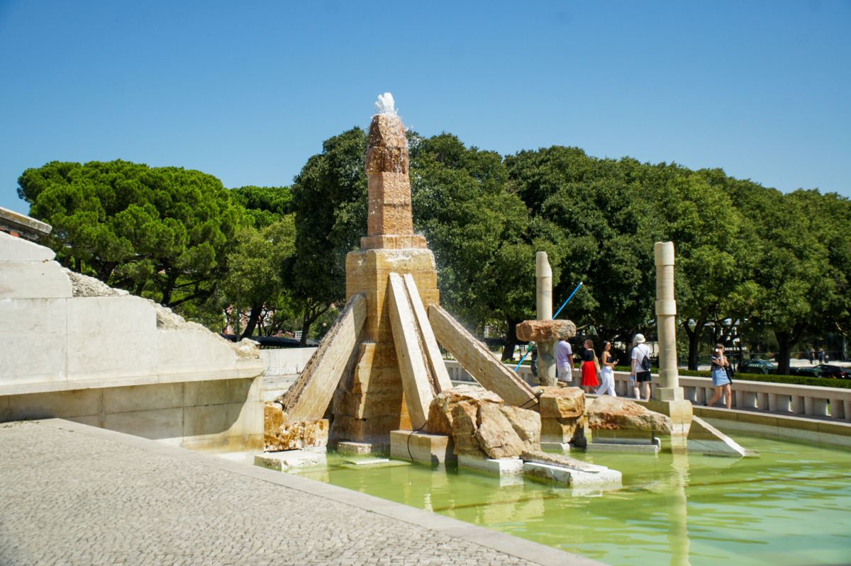 Памятник 25 апреля