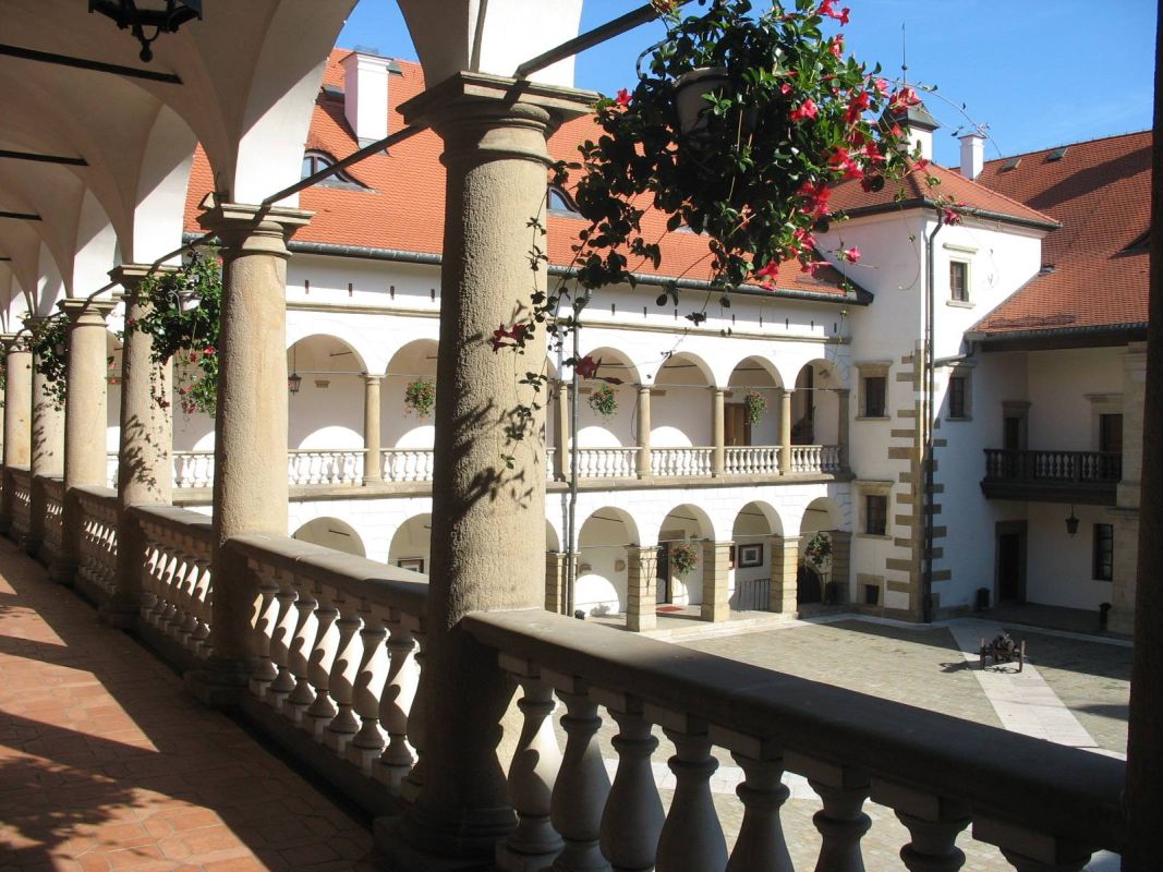 Королевский замок в Неполомице