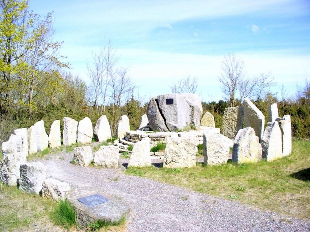 Памятник Камни Блесты