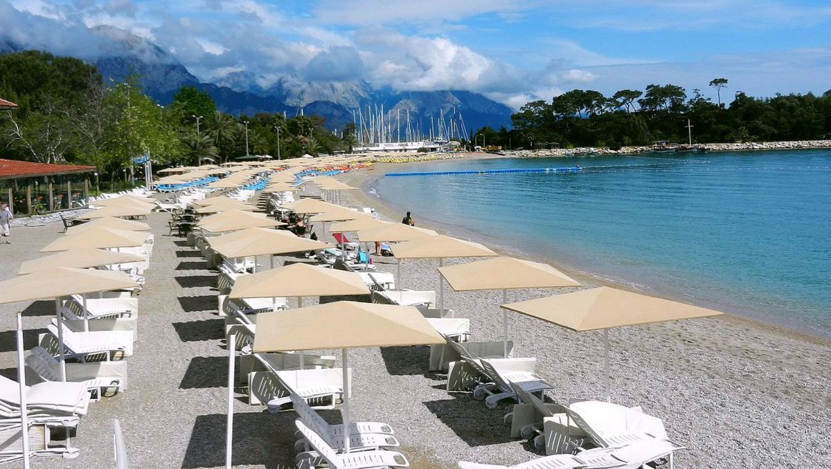 Центральный песчано-галечный пляж Кемера