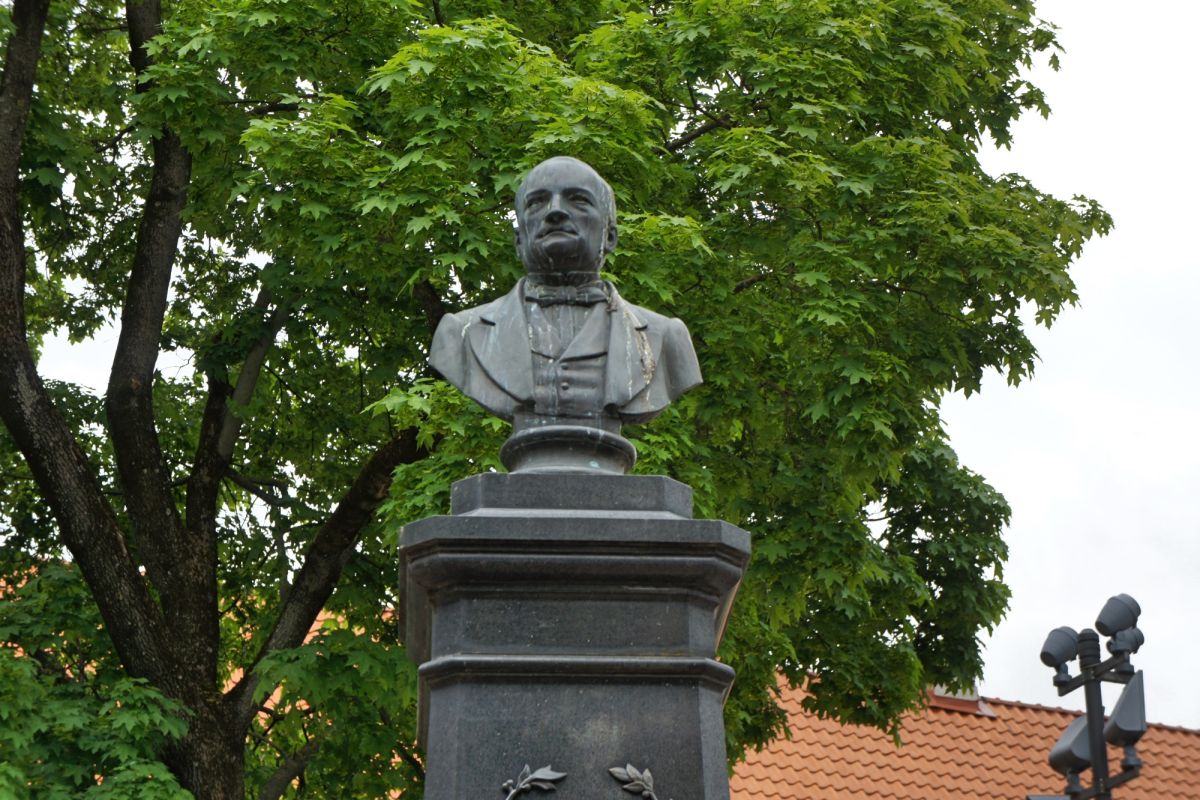 Памятник Станиславу Монюшко