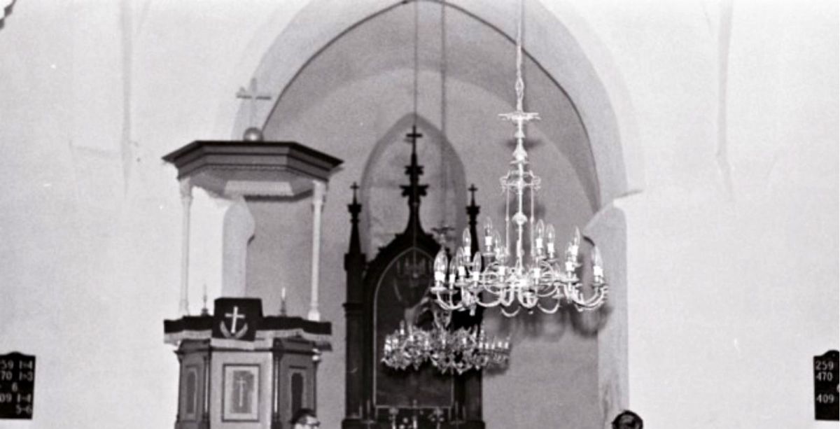 Церковь Святого Николауса и прицерковное кладбище в Виру-Нигула