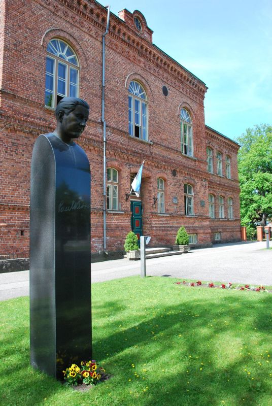 Памятник Паулю Кересу в Пярну