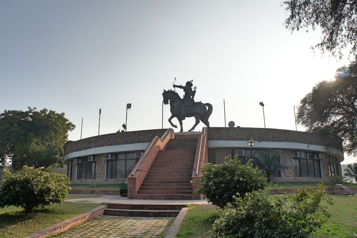 Статуя Рай Питора