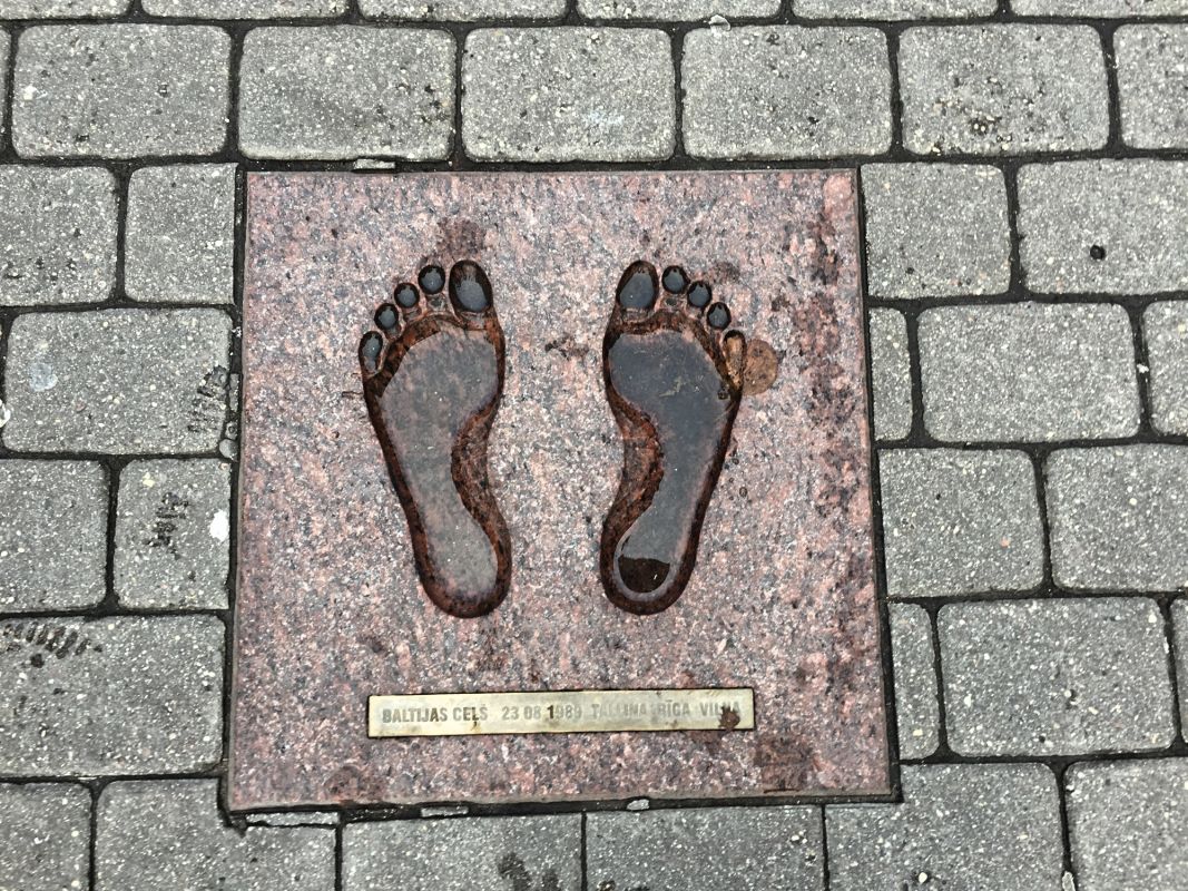 Памятник Балтийскому пути в Риге