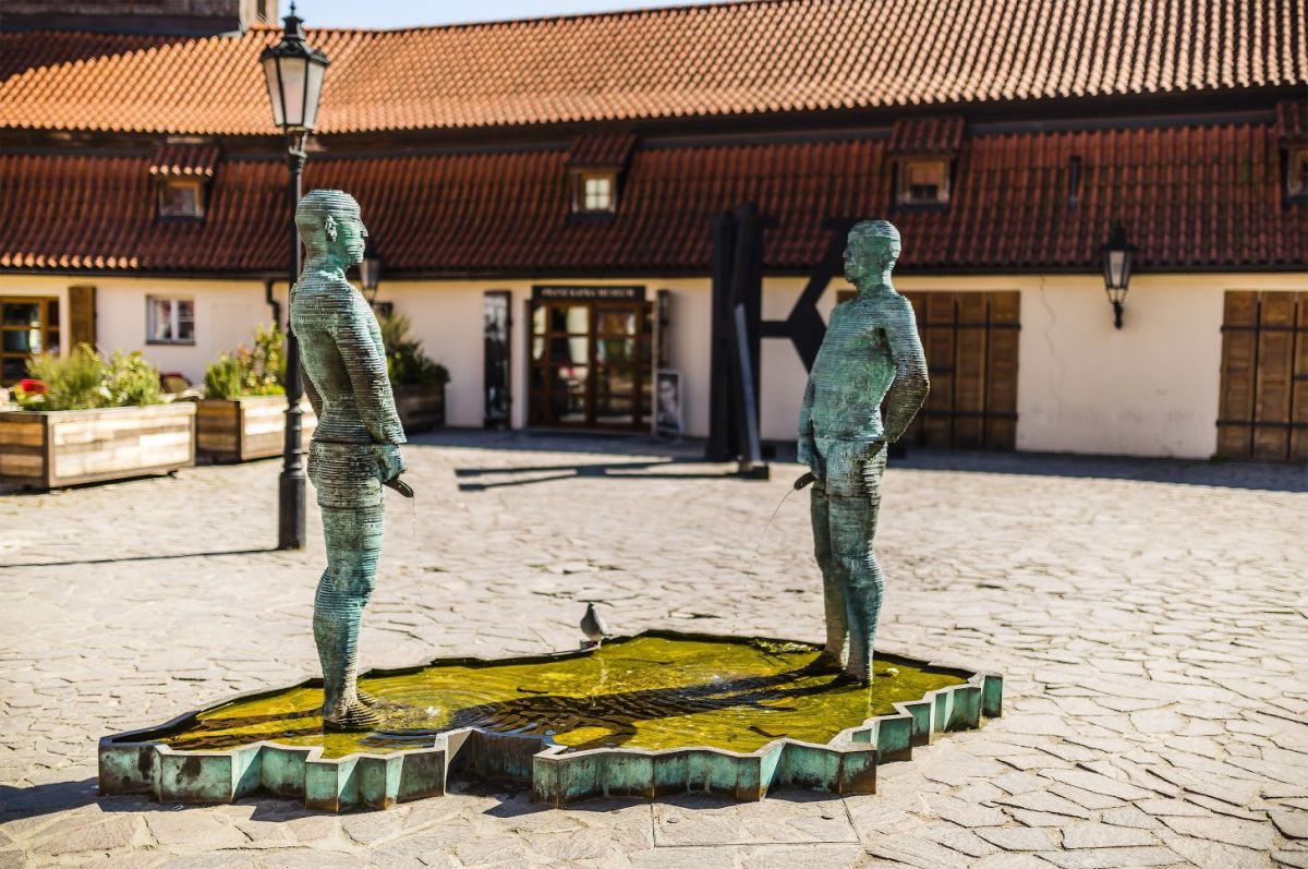 Статуя Писающие мужчины