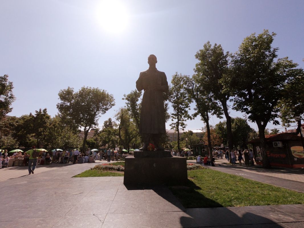 Памятник Григорию Сковороде на Контрактовой площади