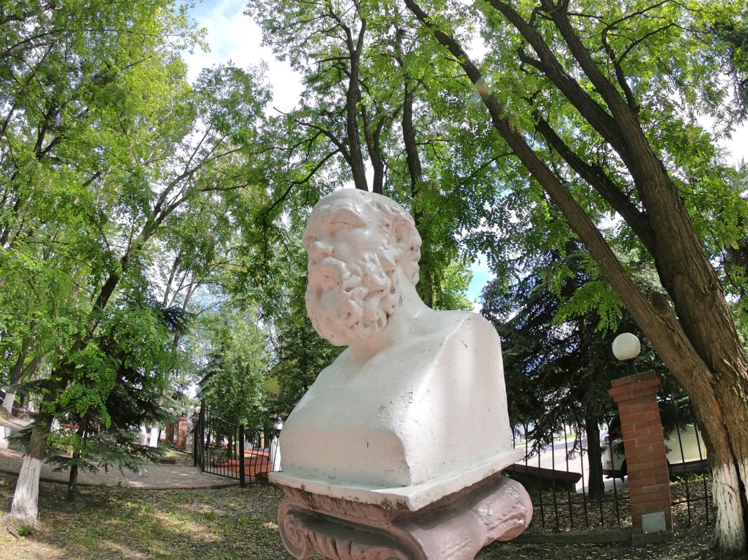 Памятник Сократу на трерртории МАУП