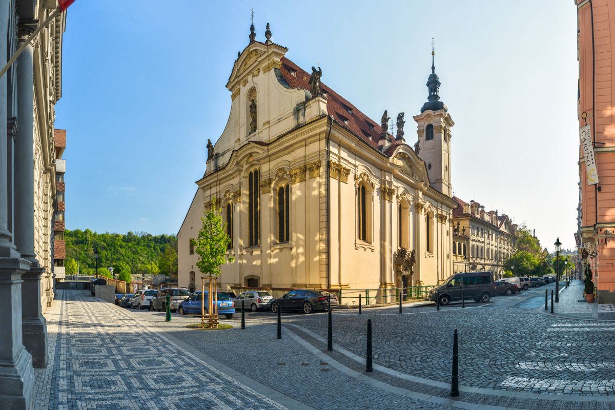 С Летной - на Старое Место: Против течения времени – к скрытому саду