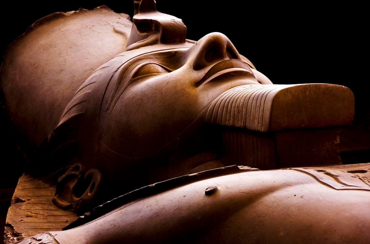 Статуя Рамсеса II в Мемфисе