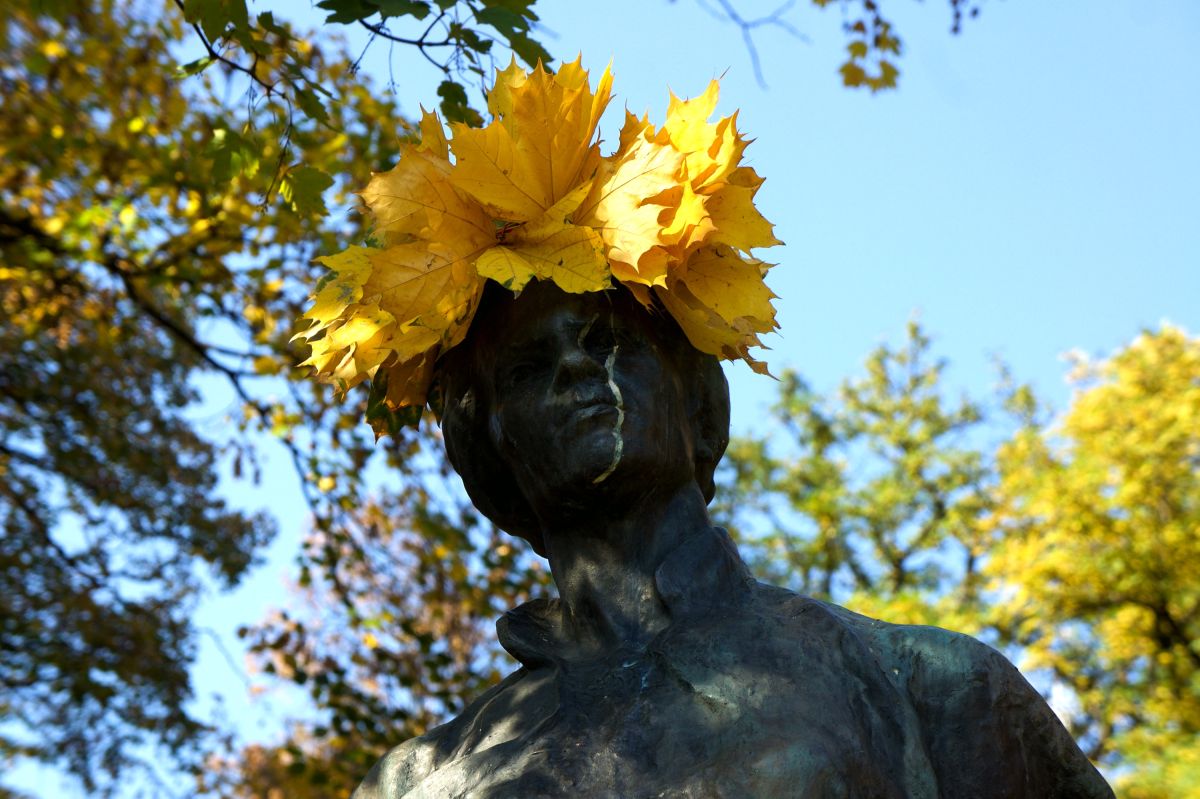 Памятник Украинке Лесе напротив Мариинского дворца