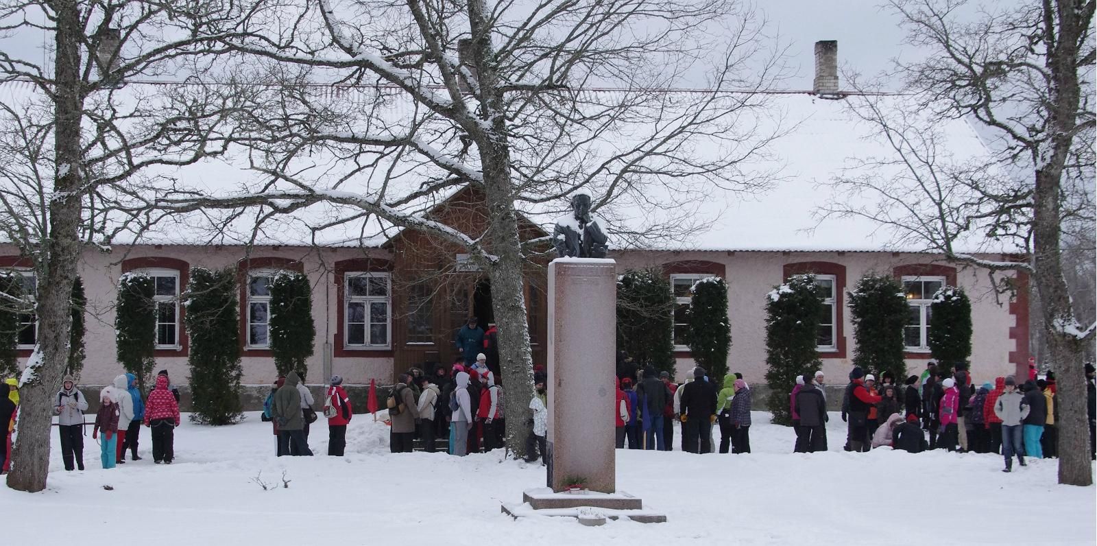 Памятник Антону Хансену Таммсааре в Ярва-Мадизе