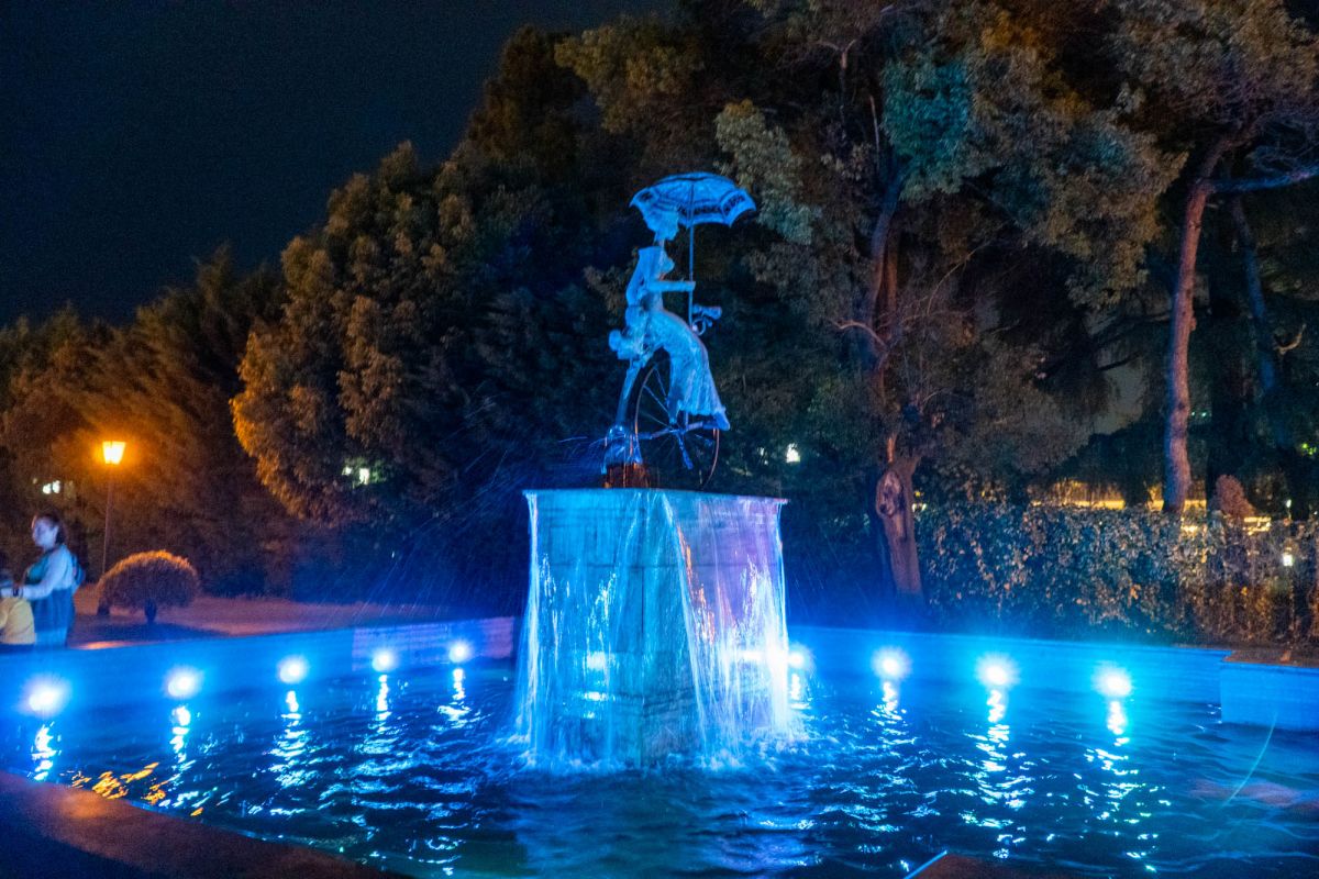 Женщина на Велосипеде Пенни Фартинг