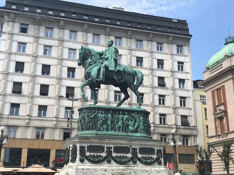 Памятник князю Михаилу Обреновичу - Площадь Республики