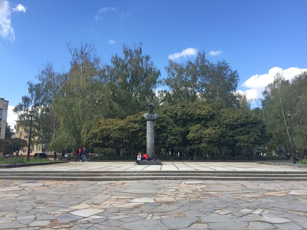 Монумент Ярославу Домбровскому