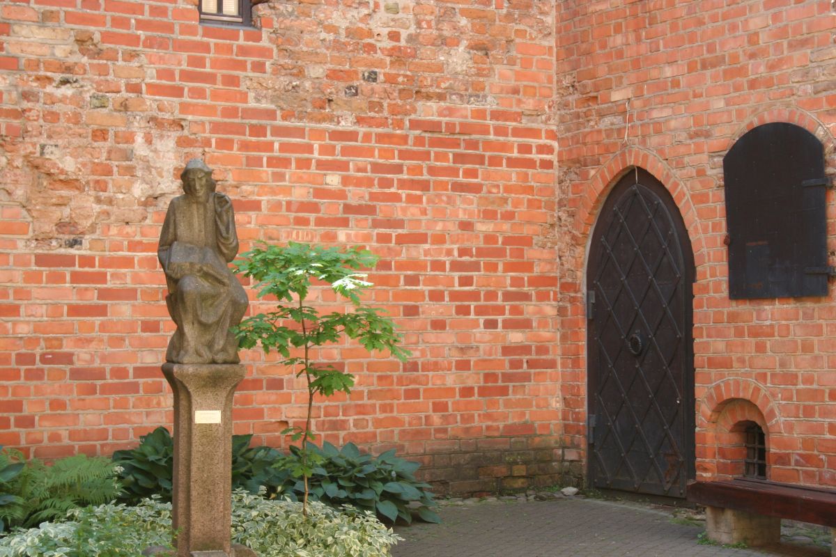 Памятник Летописцу