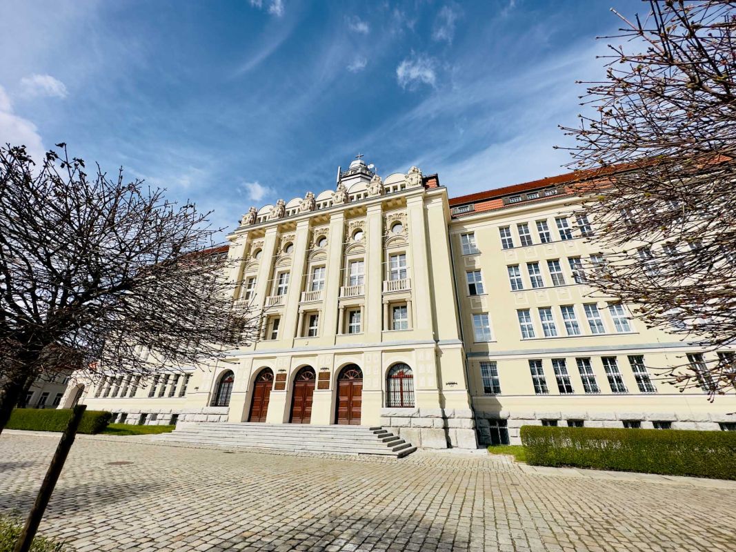 Епископская курия Легницкая