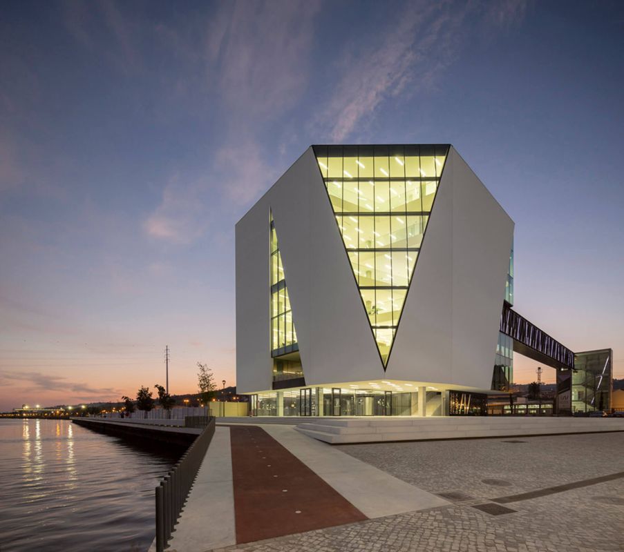 Муниципальная библиотека Вила-Франка-де-Шира (Фабрика слов)