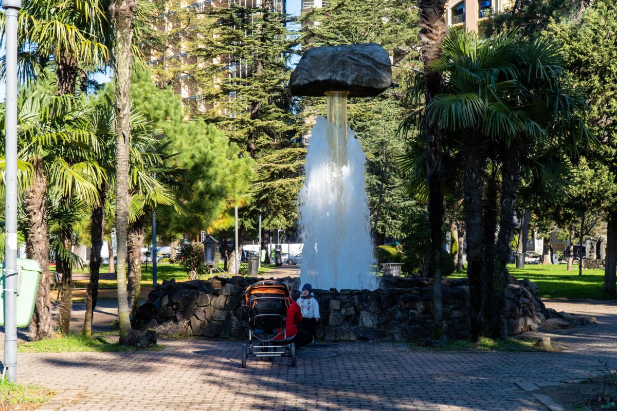 Фонтан «Висящий камень» в Батуми