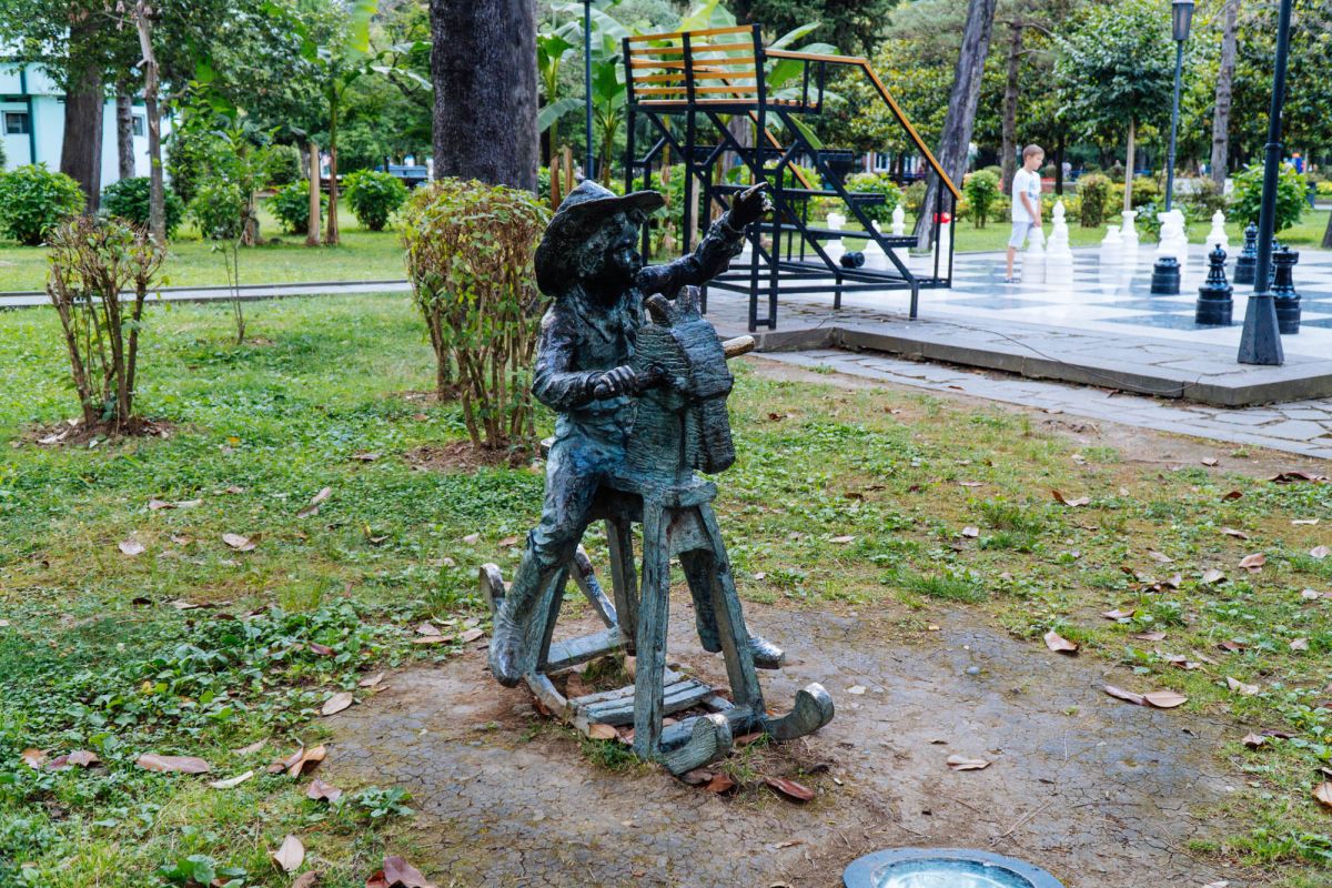 Скульптура мальчик на лошадке