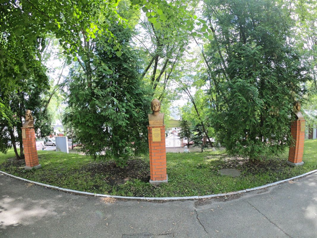 Памятник Будде на территории МАУП